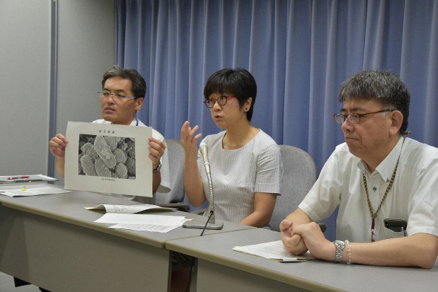 記者会見し「赤ちゃんを百日ぜきの感染から守ろう」と訴える静岡県庁の担当者ら=同県庁で2019年8月9日