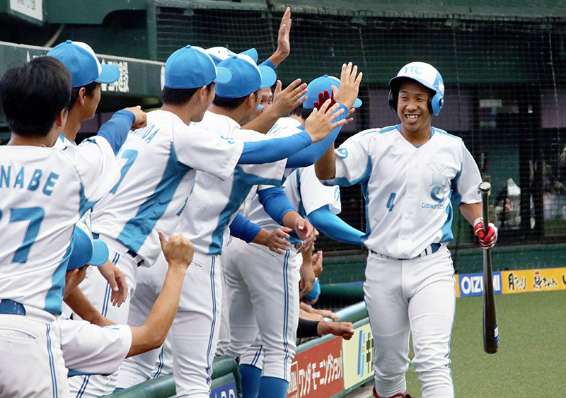 先頭打者本塁打を放ち、チームメートから祝福される大和高田クラブの肥田=埼玉県所沢市のメットライフドームで、稲生陽撮影