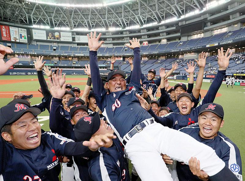 都市対抗大会近畿2次予選で6年連続の本大会出場を決め、ナインに胴上げされる三菱重工神戸・高砂の富光男監督(当時)=京セラドーム大阪で2019年6月3日、幾島健太郎撮影