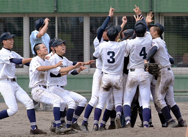 優勝し、マウンドで喜ぶ中京学院大中京の選手たち=兵庫県明石市の明石トーカロ球場で、加古信志撮影
