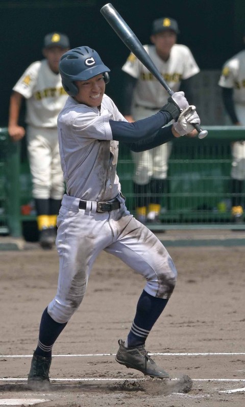【中京学院大中京-崇徳】六回表中京学院大中京1死一、三塁、岡田の投ゴロが野選となり、先制する=平川義之撮影