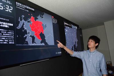 「特務機関NERV防災アプリ」を開発したゲヒルンの石森大貴社長。気象庁からの情報を瞬時に自動で地図に起こすプログラムを活用する＝東京都千代田区で2019年8月29日午後1時35分、安藤いく子撮影