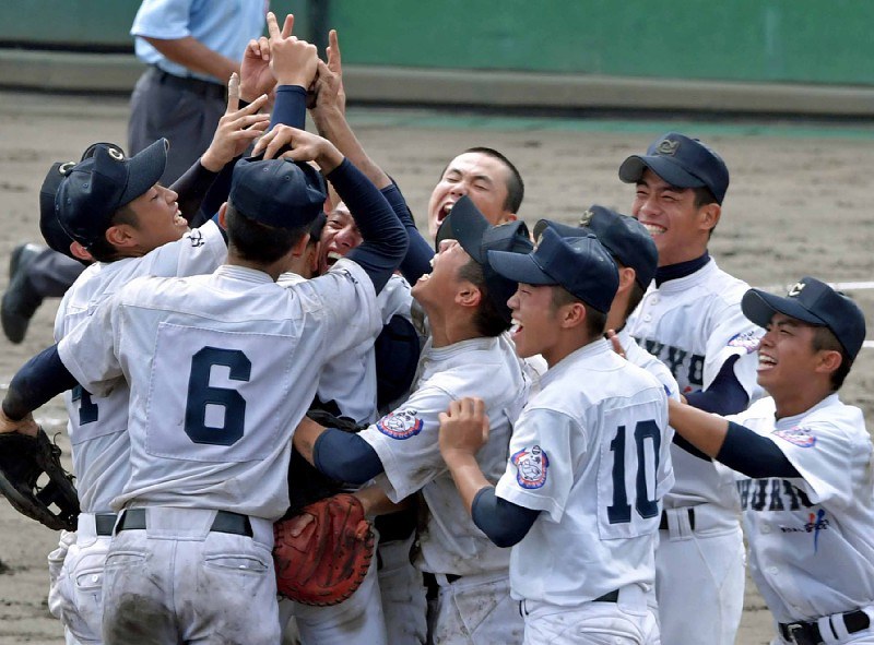 崇徳を降して優勝を決め、喜ぶ中京学院大中京の選手たち=兵庫県明石市の明石トーカロ球場で2019年8月31日、平川義之撮影
