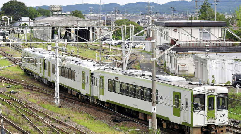 南西側から見た小牛田駅構内。元国鉄職員によると、空襲で右の2階建て建物の横にあった防空ごうに避難した人たちは無事だったという=宮城県美里町で