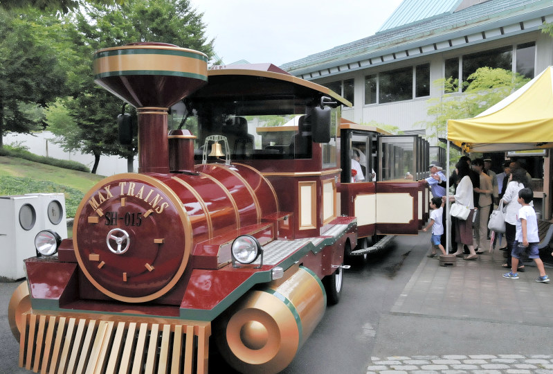 秋田ふるさと村 好調 動物イベント 家族連れ集客アップ 入村者８万人増６５万人 利益２ ５倍 昨年度 秋田 毎日新聞