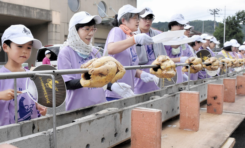 川俣シャモまつり ガブッと我が町の おいしい グイッと 世界一長 い丸焼き 福島 毎日新聞