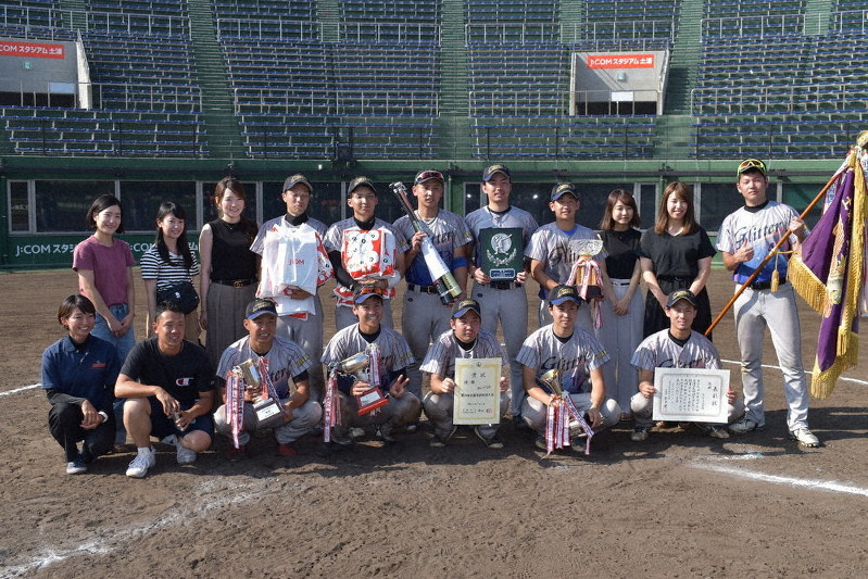 優勝したGLITTERのナインたち=土浦市川口2のJスタ土浦で