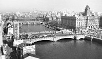 1960年の大阪市内の風景。右端が、銭高組が手がけた大阪市役所＝1960年4月8日撮影
