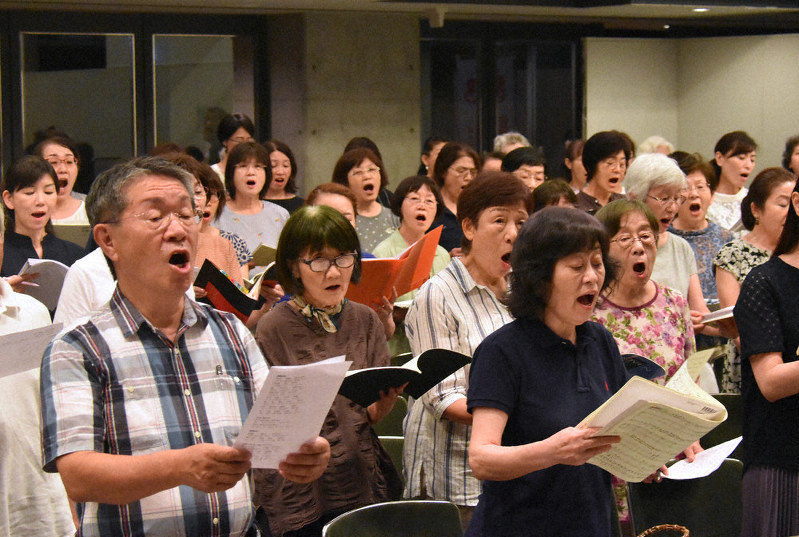 「久留米第九を歌う会合唱団」の発足式後、初練習で歌声を響かせる団員ら=福岡県久留米市役所で2019年8月20日、安部志帆子撮影