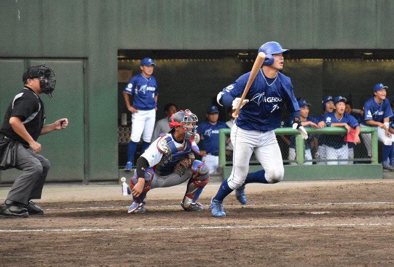 【東京ガス-エイジェック】九回裏エイジェック2死一、二塁、松浦が右前に適時打を放つ=さいたま市の埼玉県営大宮公園野球場で