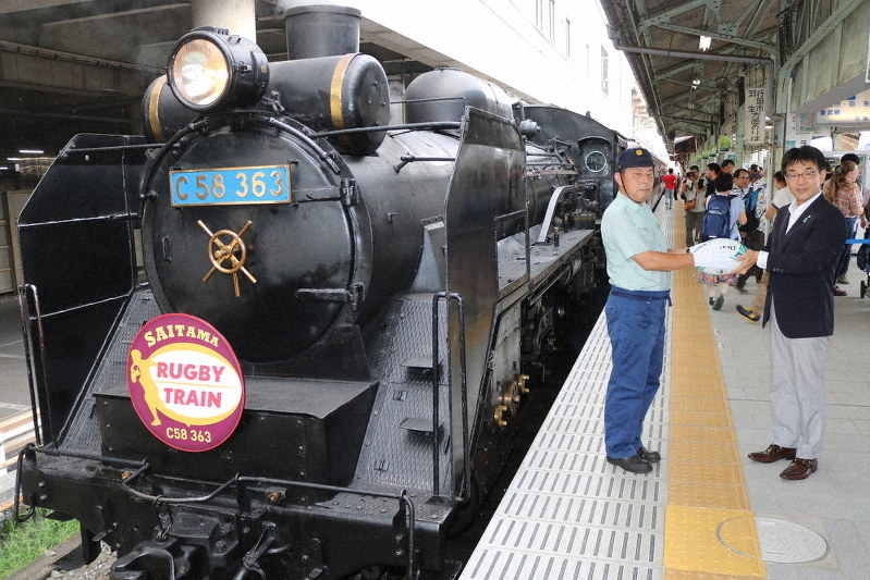 秩父鉄道熊谷駅ホームで行われた「SLラグビー応援号」の出発式=埼玉県熊谷市で