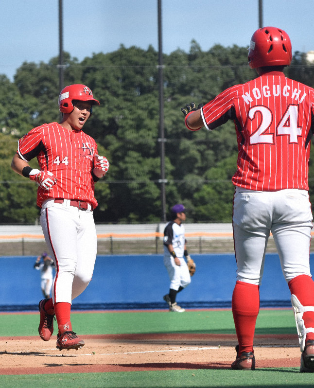 【日本製鉄かずさマジック-SUNホールディングス】一回裏SUNホールディングス1死一、三塁、武住の犠飛で林(左)が生還=東京都大田区の大田スタジアムで