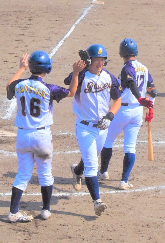 【五泉クラブ-野田サンダーズ】九回表五泉クラブ1死二塁、白井(中央)の2点本塁打で1点差に迫る=新潟市中央区の鳥屋野野球場で