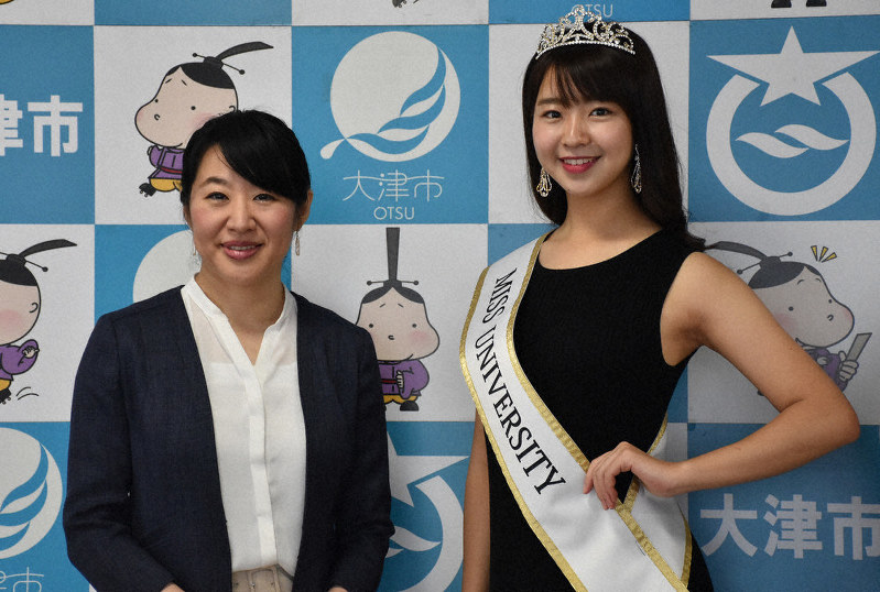 越直美市長(左)を表敬した「2019ミス・ユニバーシティ」日本大会グランプリの長澤佳凜さん=大津市役所で、菅健吾撮影