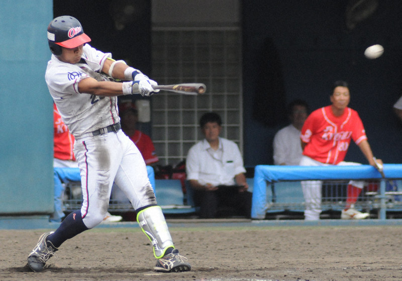 【日本製鉄大分-JR九州】八回裏日本製鉄大分1死一塁、青木潤平選手が中前打を放ち、好機を作る