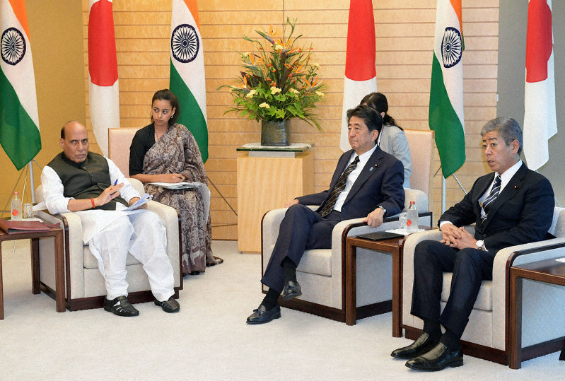 会談する安倍晋三首相(前列中央)とインドのシン国防相(同左)。右端は岩屋毅防衛相=首相官邸で2019年9月2日午後4時32分、川田雅浩撮影