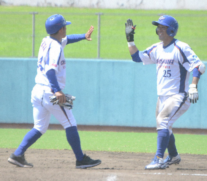 【沖縄電力-JR九州】七回表沖縄電力1死三塁、スクイズを決め一塁コーチとハイタッチする平良大(右)=宮崎市のアイビースタジアムで2019年9月3日午前11時49分、黒澤敬太郎撮影