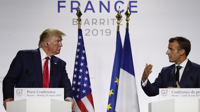 G7サミット閉会後の記者会見に臨むマクロン仏大統領(右)とトランプ米大統領=フランス南西部ビアリッツで8月26日、AP