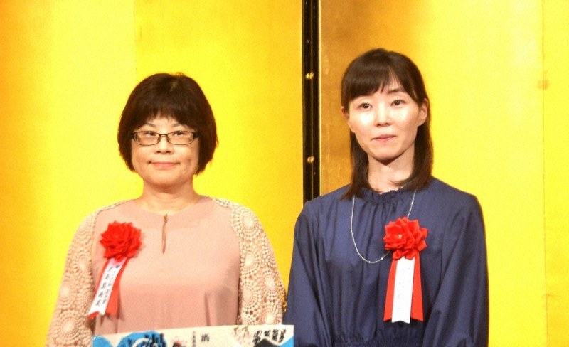 芥川賞を受賞した今村夏子さん(右)と直木賞を受賞した大島真寿美さん=大原一城撮影