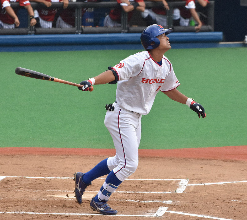 【明治安田生命-ホンダ】六回裏ホンダ1死二、三塁、代打・井上が右犠飛を放つ=東京都大田区の大田スタジアムで