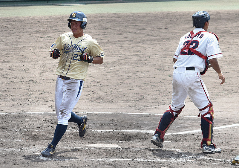 【関メディベースボール学院-NTT西日本】七回裏NTT西日本2死一、二塁、中井の2点適時二塁打で二塁から酒井が生還=大津市御陵町の皇子山球場で、菅健吾撮影