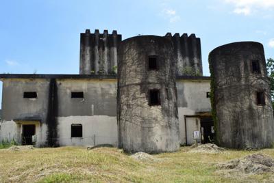 「曽根平気製造所」の「冷凍工室」と排風塔（手前）