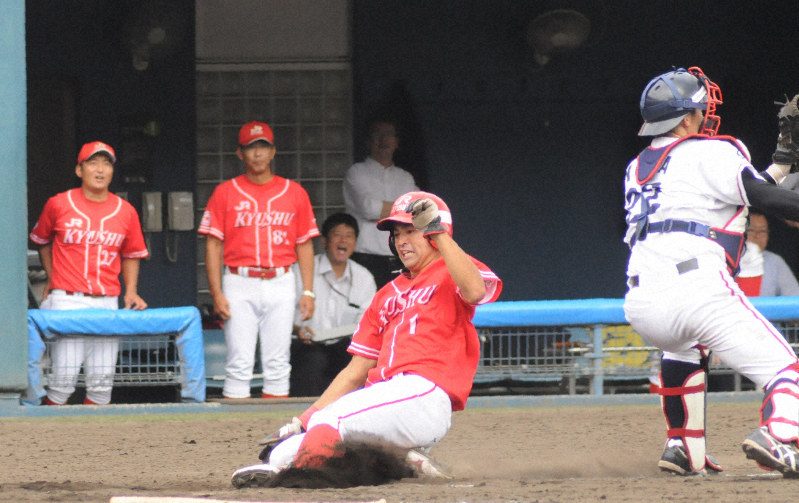 【日本製鉄大分-JR九州】五回裏JR九州1死二塁、岩切貴弘選手の適時打で二塁走者の植松慎太郎選手(中央)が生還