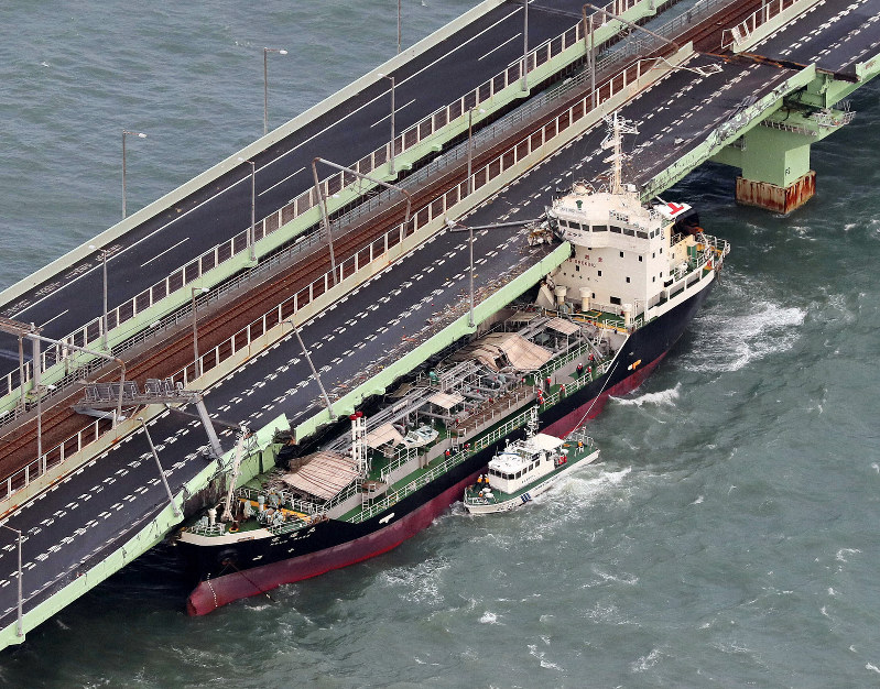 毎日新聞に新聞協会賞 関空台風被害撮影 幾島記者 4年連続31件目 毎日新聞