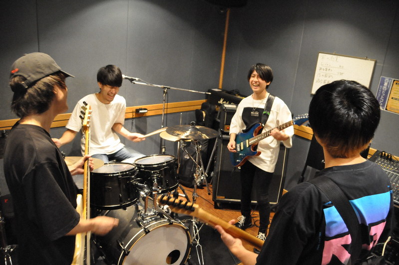 福島県大熊町でのライブに向け、バンドメンバーと音を合わせる川本大貴さん(中央右)=東京都江戸川区の音楽スタジオで2019年9月3日午後3時50分、高橋隆輔撮影