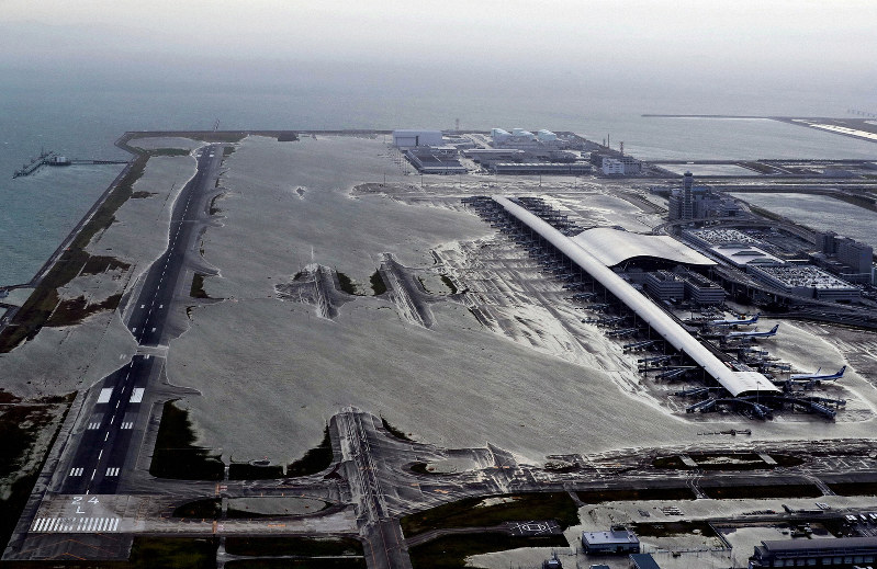 滑走路が浸水した関西国際空港=2018年9月4日午後5時55分、本社ヘリから幾島健太郎撮影