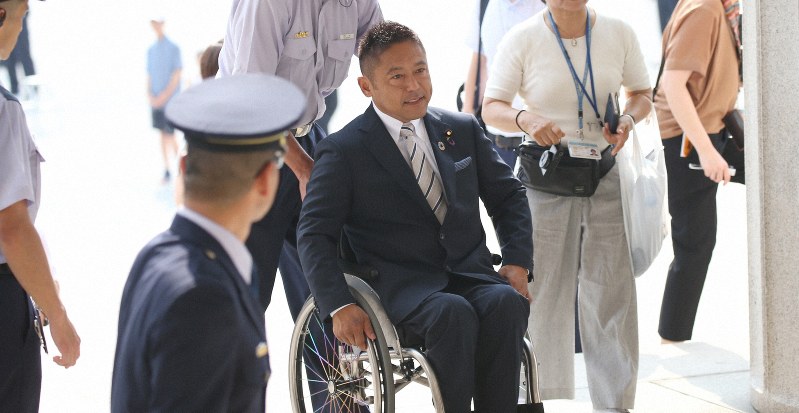初登院する国民民主党の横沢高徳氏(中央手前)=国会内で2019年8月1日午前8時7分、喜屋武真之介撮影
