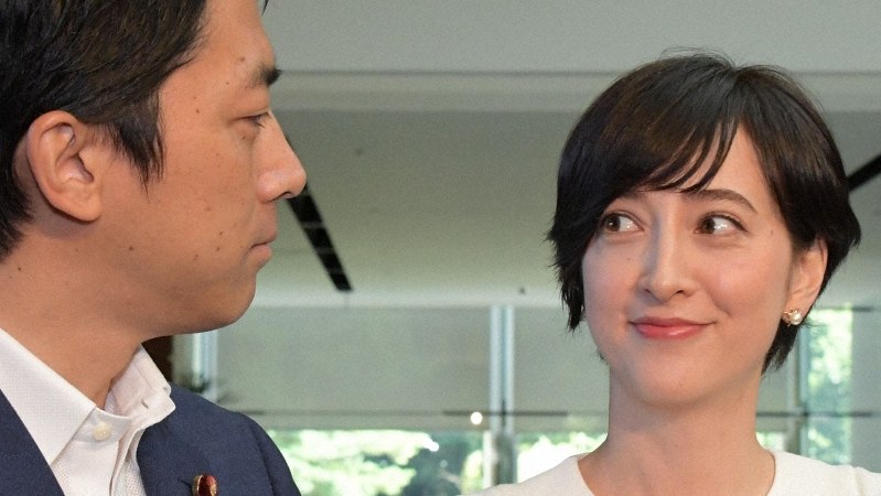 記者団に結婚と妊娠を報告後、質問を聞きながら自民党の小泉進次郎衆院議員(左)を見る滝川クリステルさん=首相官邸で2019年8月7日、川田雅浩撮影