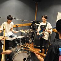 福島県大熊町でのライブに向け、バンドメンバーと音を合わせる川本大貴さん（中央右）＝東京都江戸川区の音楽スタジオで