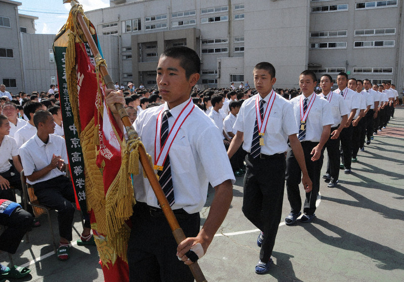 全校生徒に迎えられる中京学院大中京軟式野球部の選手たち=岐阜県瑞浪市土岐町で