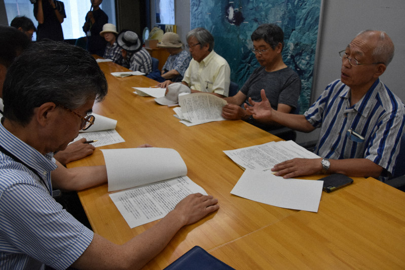 リニア建設問題で申し入れ書を県に提出した市民団体共同代表の松谷清・静岡市議(右端)=静岡県庁で