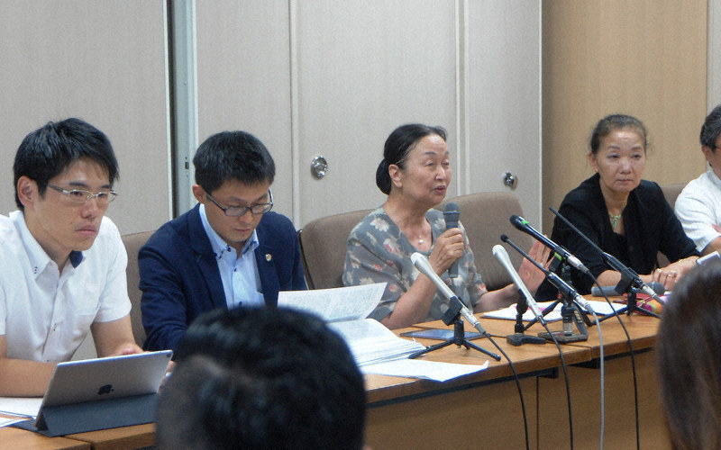 公判後の記者会見で、「悪夢を繰り返してほしくない」と語る学校法人京都朝鮮学園の柴松枝理事(右から2人目)=京都市中京区で、国本ようこ撮影