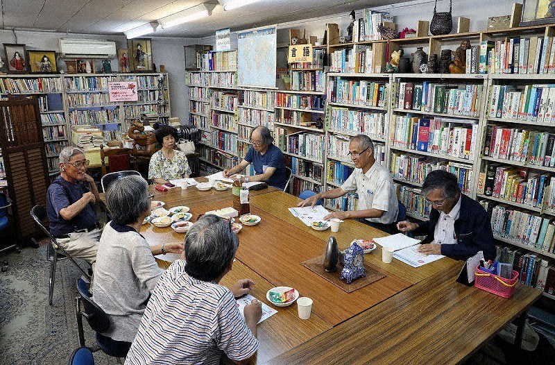 アジア図書館の2階で開かれていた「東アジアを考える会」の座談会=大阪市東淀川区で、幾島健太郎撮影