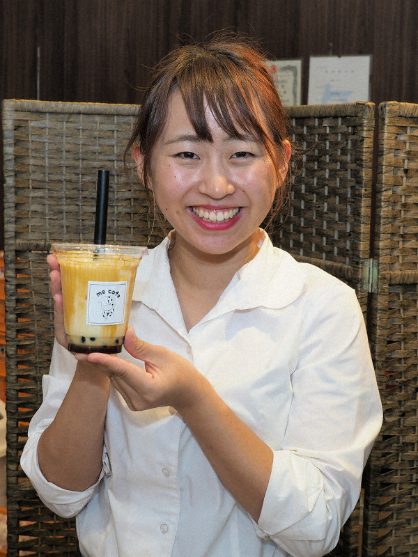 タピオカドリンク専門店を始めた遠藤みさとさん=鳥取県米子市法勝寺町で、横井信洋撮影