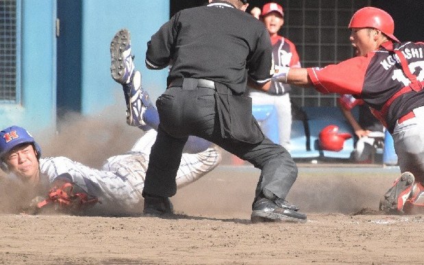 【ホンダ熊本ー宮崎梅田学園】八回裏ホンダ熊本1死二、三塁、内野ゴロの間に生還する丸山竜治選手(左)