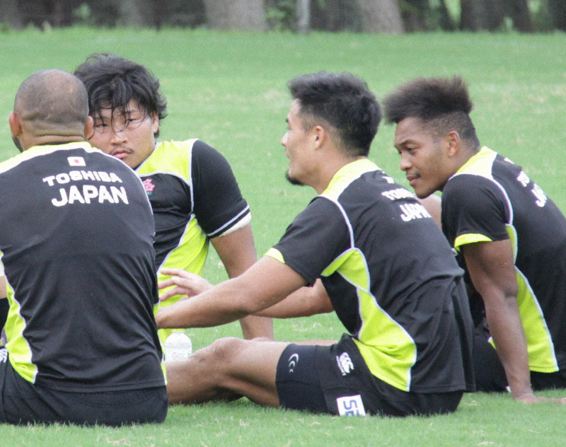 練習内容を振り返りながら意見を交わすラグビー日本代表の選手たち=宮崎市で2019年7月11日午後4時38分、谷口拓未撮影