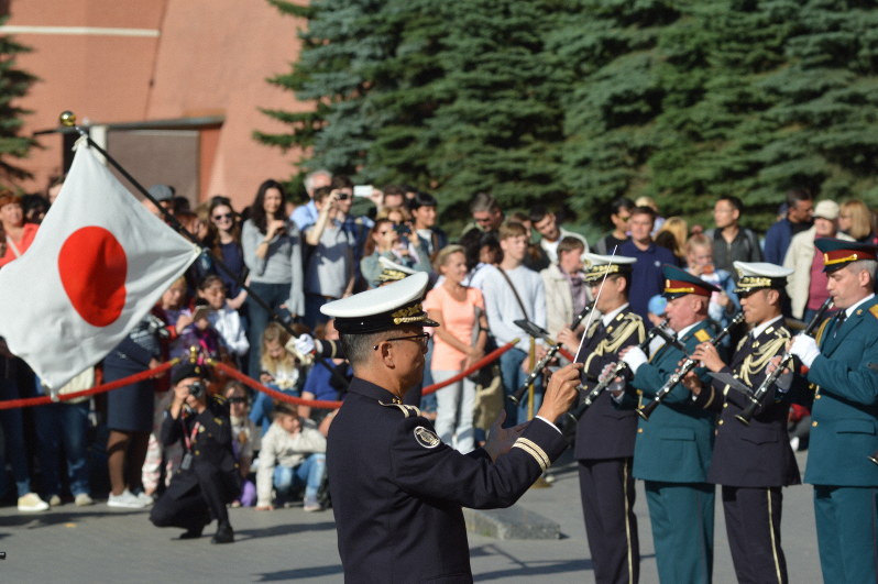 クレムリンの近くで合同演奏する陸上自衛隊の中央音楽隊とロシア軍の音楽隊=モスクワで2019年8月28日、大前仁撮影