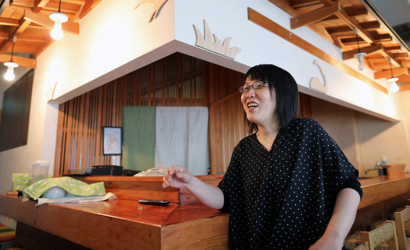 改装した旅館内で話をする竹内瑞穂さん=北海道厚真町で2019年9月4日、貝塚太一撮影