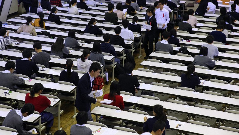 昨年11月に実施された大学入学共通テストのプレテストの開始を待つ高校生ら=東京都目黒区の東大駒場キャンパスで2018年11月10日午前9時4分、長谷川直亮撮影