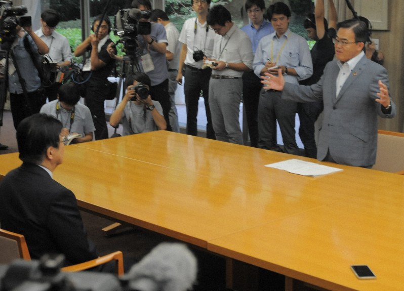 川勝知事(左)と会談する大村知事(右)=名古屋市中区の愛知県公館で2019年9月5日午後4時54分、竹田直人撮影