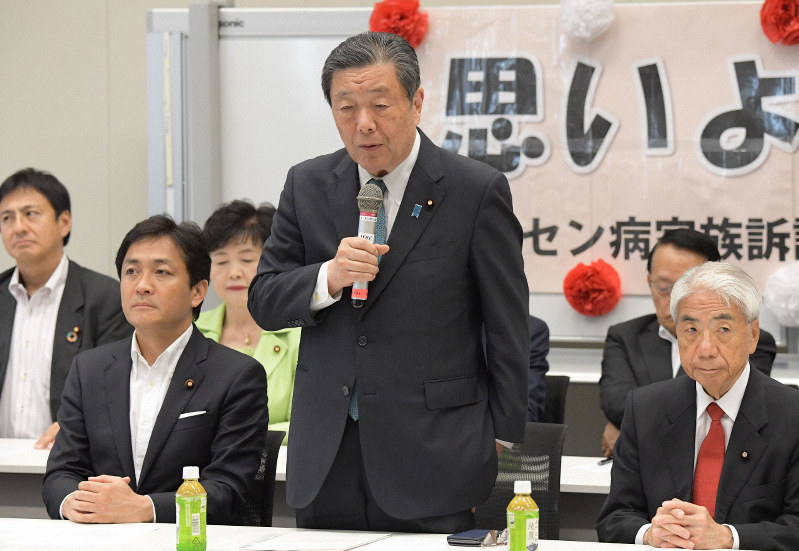 ハンセン病問題の最終解決を求める国会議員懇談会であいさつする会長の自民党の森山裕国対委員長(前列中央)=国会内で2019年7月24日、川田雅浩撮影