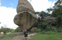 ハラレ郊外の観光名所「バランス岩群」と筆者（写真は筆者撮影）