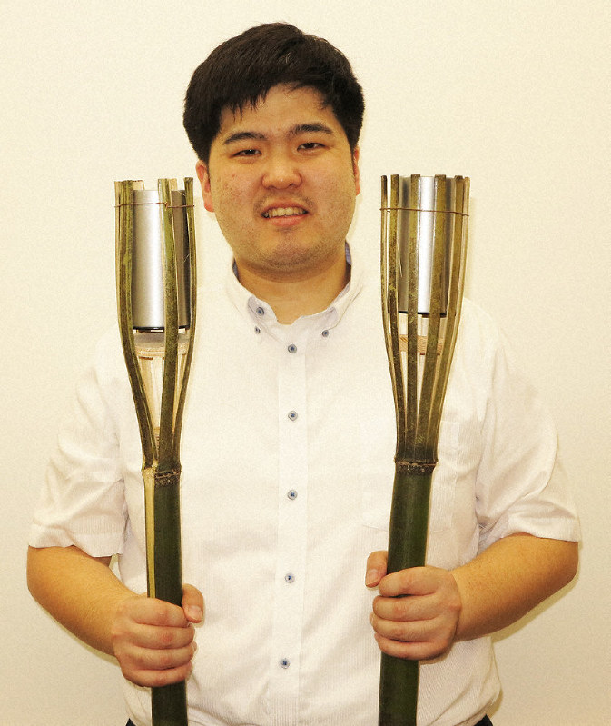 東京五輪パラリンピックを盛り上げようと、小菅村独自のリレーに使う「たいまつトーチ」の試作品=山梨県小菅村で