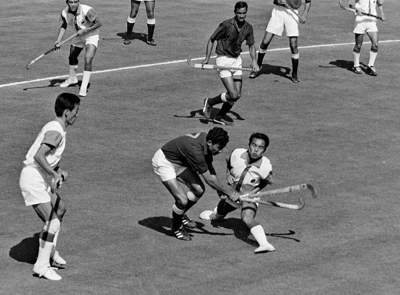 1964年東京五輪の初戦で強豪パキスタンの攻撃を必死に防ぐ日本代表の選手