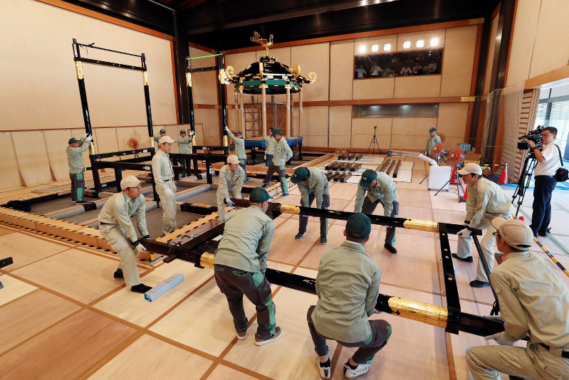 組み立てられる高御座。奥は御帳台=皇居・宮殿「松の間」で2019年9月6日午後1時26分(代表撮影)