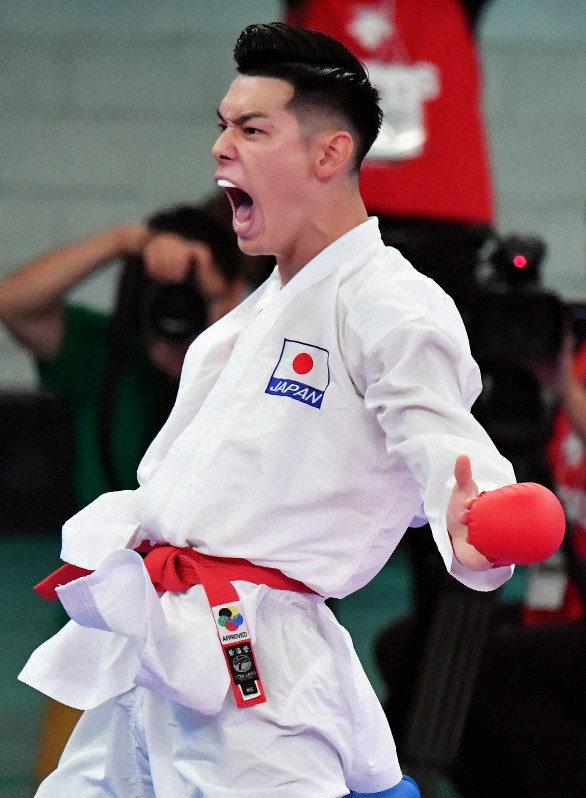 男子組手75キロ級で決勝進出を決めて喜ぶ西村拳=東京・日本武道館で2019年9月6日、宮間俊樹撮影